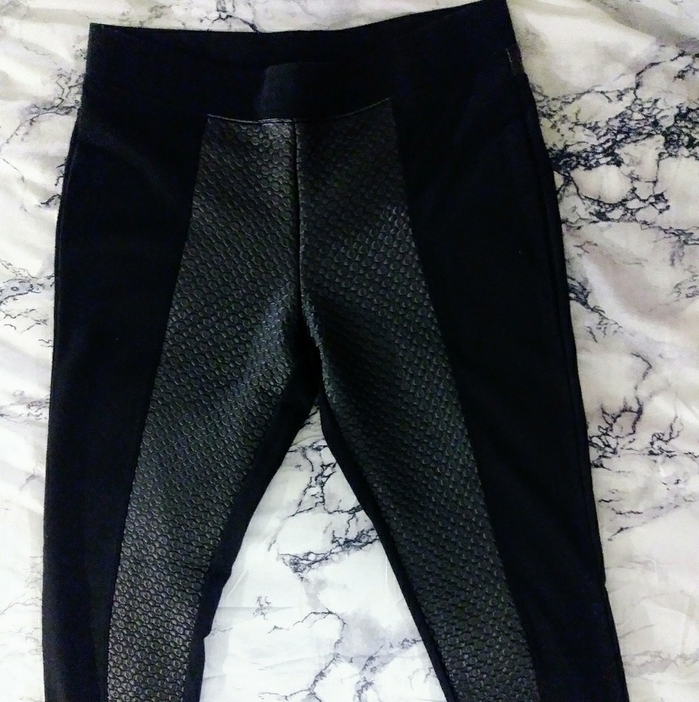 HUE black leather snake skin leggings size S